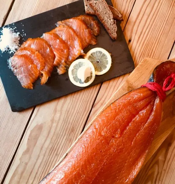 Norwegen Räucherlachs ungeschnitten – Premium Qualität